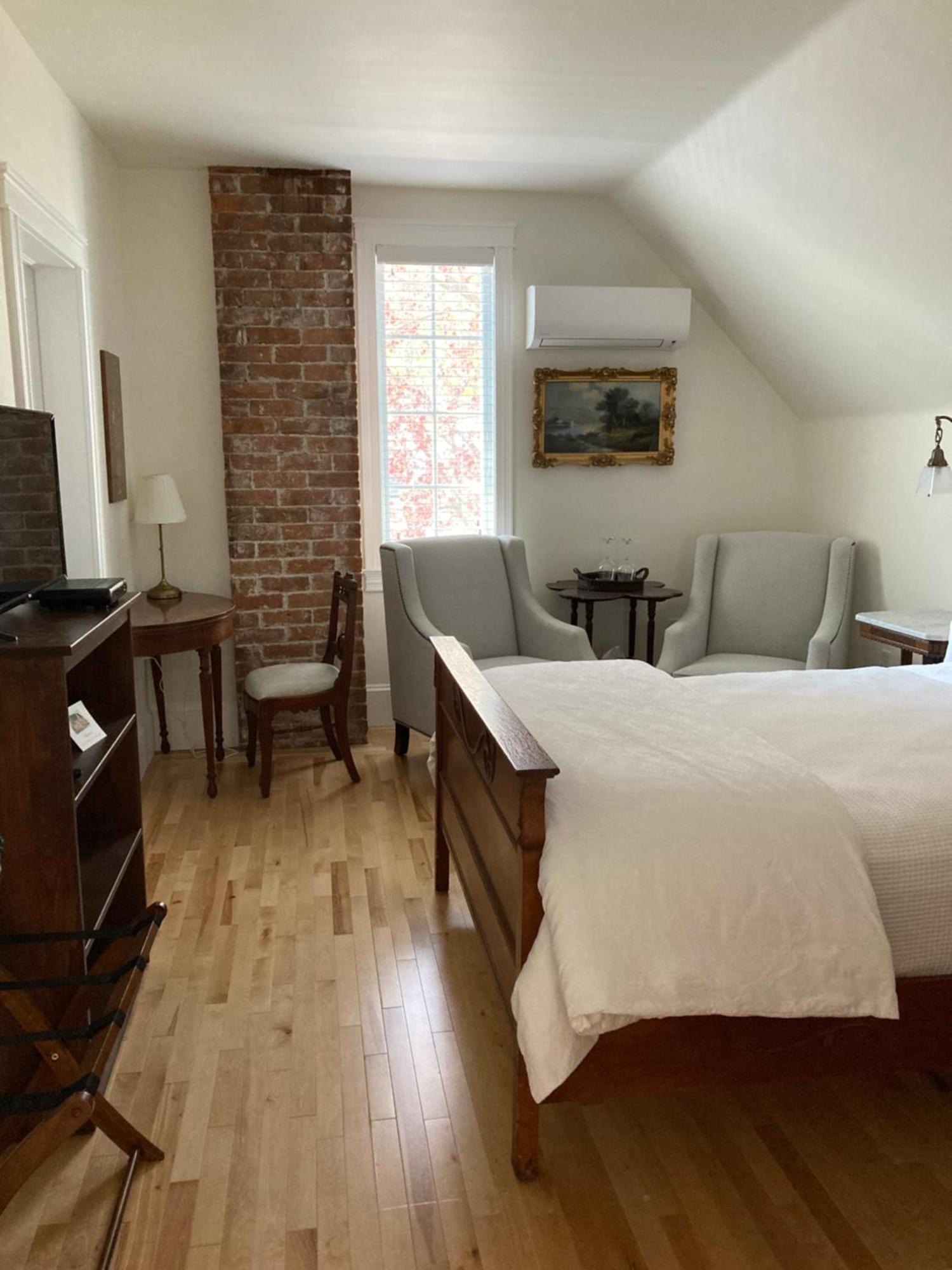 The Red House Fredericton Bed & Breakfast Екстериор снимка