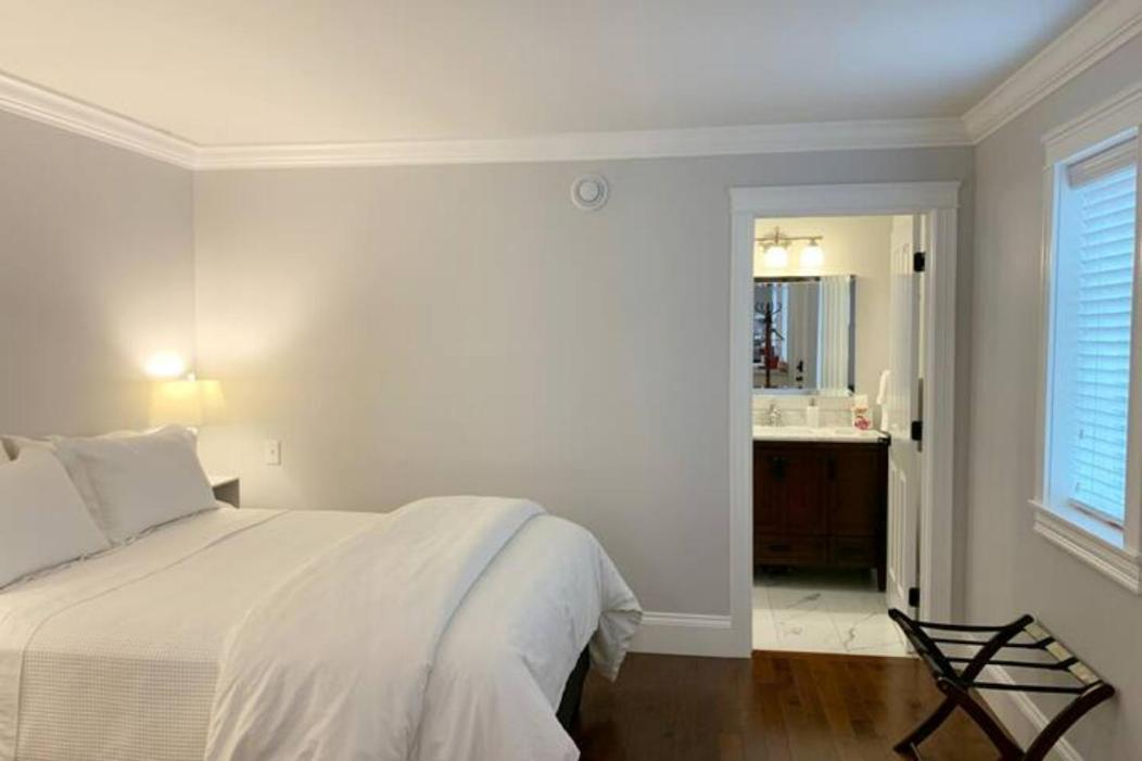 The Red House Fredericton Bed & Breakfast Стая снимка