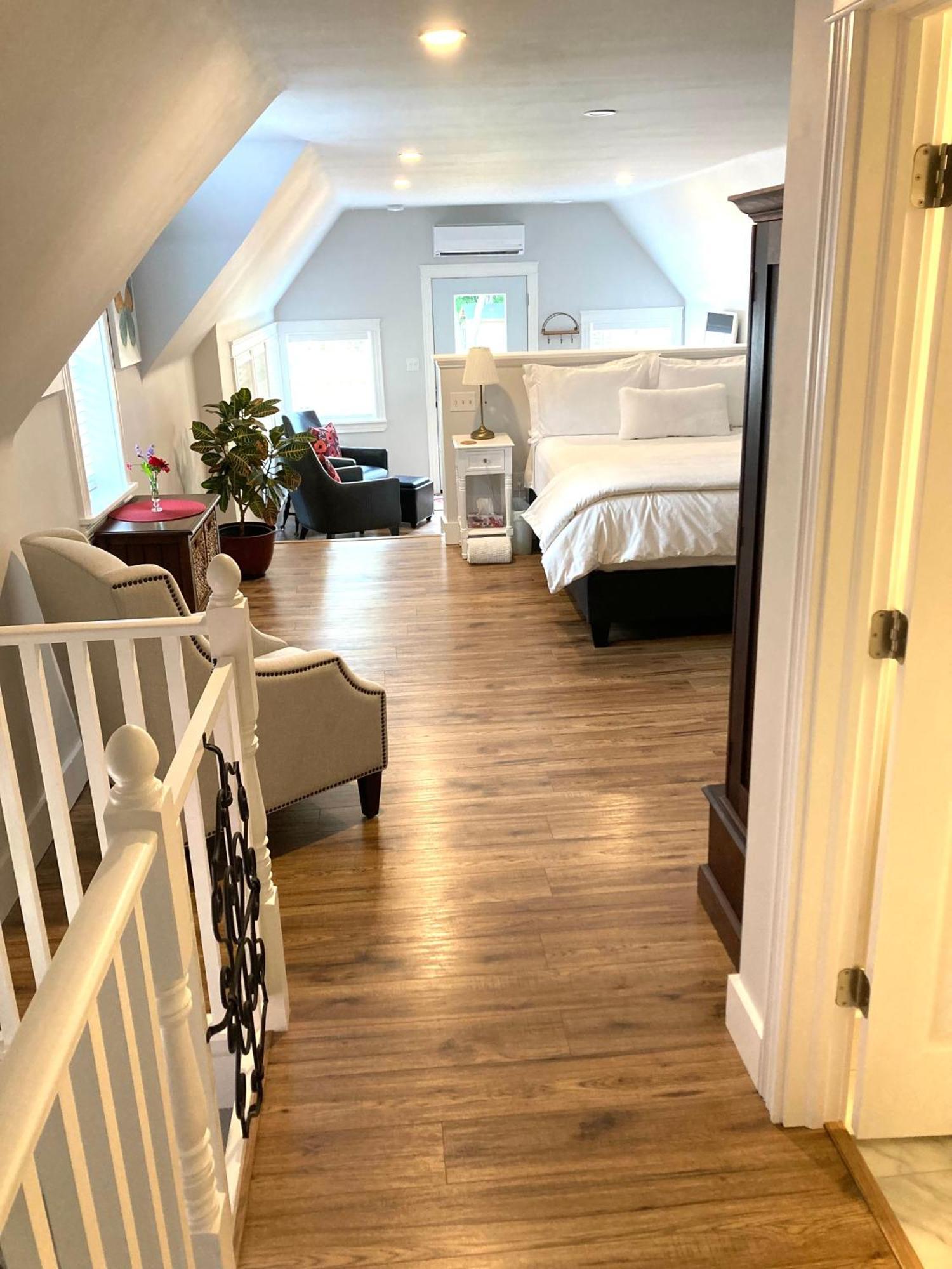 The Red House Fredericton Bed & Breakfast Стая снимка