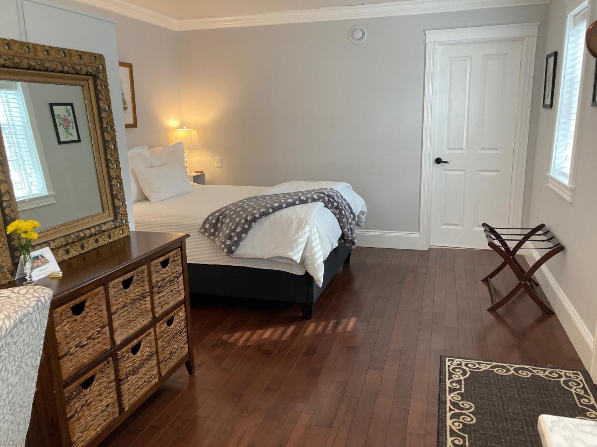 The Red House Fredericton Bed & Breakfast Стая снимка